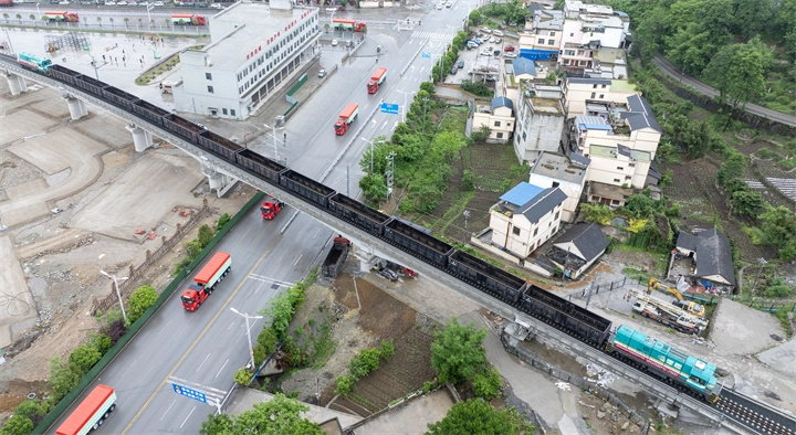5月10日,在六盘水市六枝特区,全国首台商用氢能机车头试运行,49吨级氢能重卡正式投运。尚宇杰 摄.jpg
